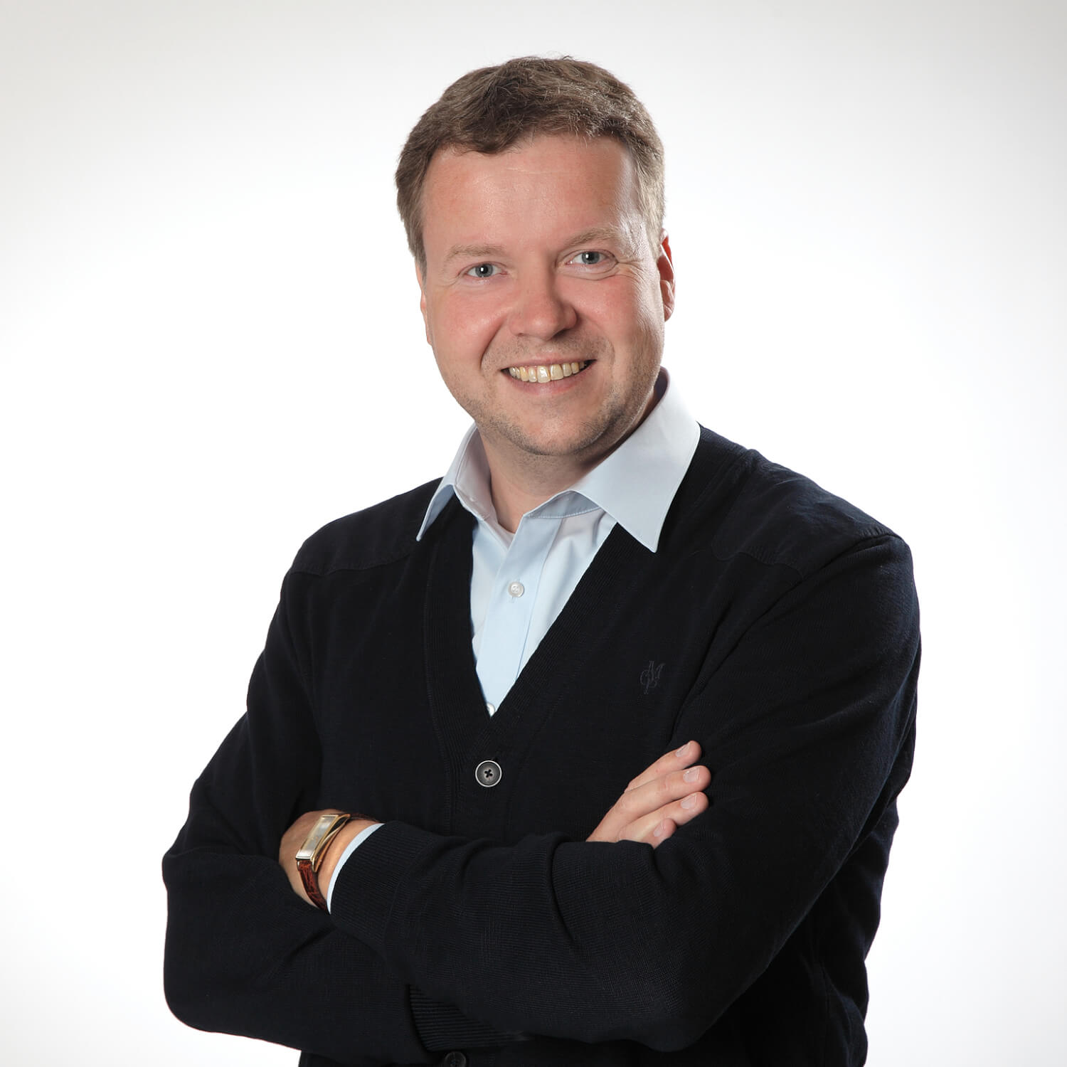 Sascha Kuhrau, Inhaber der a.s.k. Akademie, verschränkt die Arme und lächelt. Er ist ISO 27001 Auditor und Fachdozent für Informationssicherheit & Datenschutz. Das Foto symbolisiert pragmatische Expertise