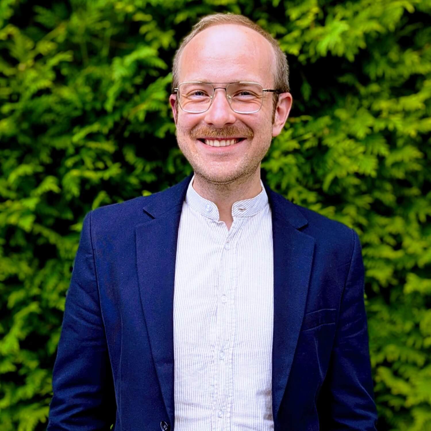 Norbert Wasiluk, ein freier Dozent für die a.s.k. Akademie, lächelt und blickt in die Kamera. Er trägt ein dunkles Sakko und ein gestreiftes Hemd. Das Foto symbolisiert pragmatisches Fachwissen und Kompetenz